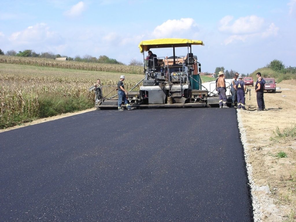6 Tips For Choosing The Right Commercial Asphalt Contractor
